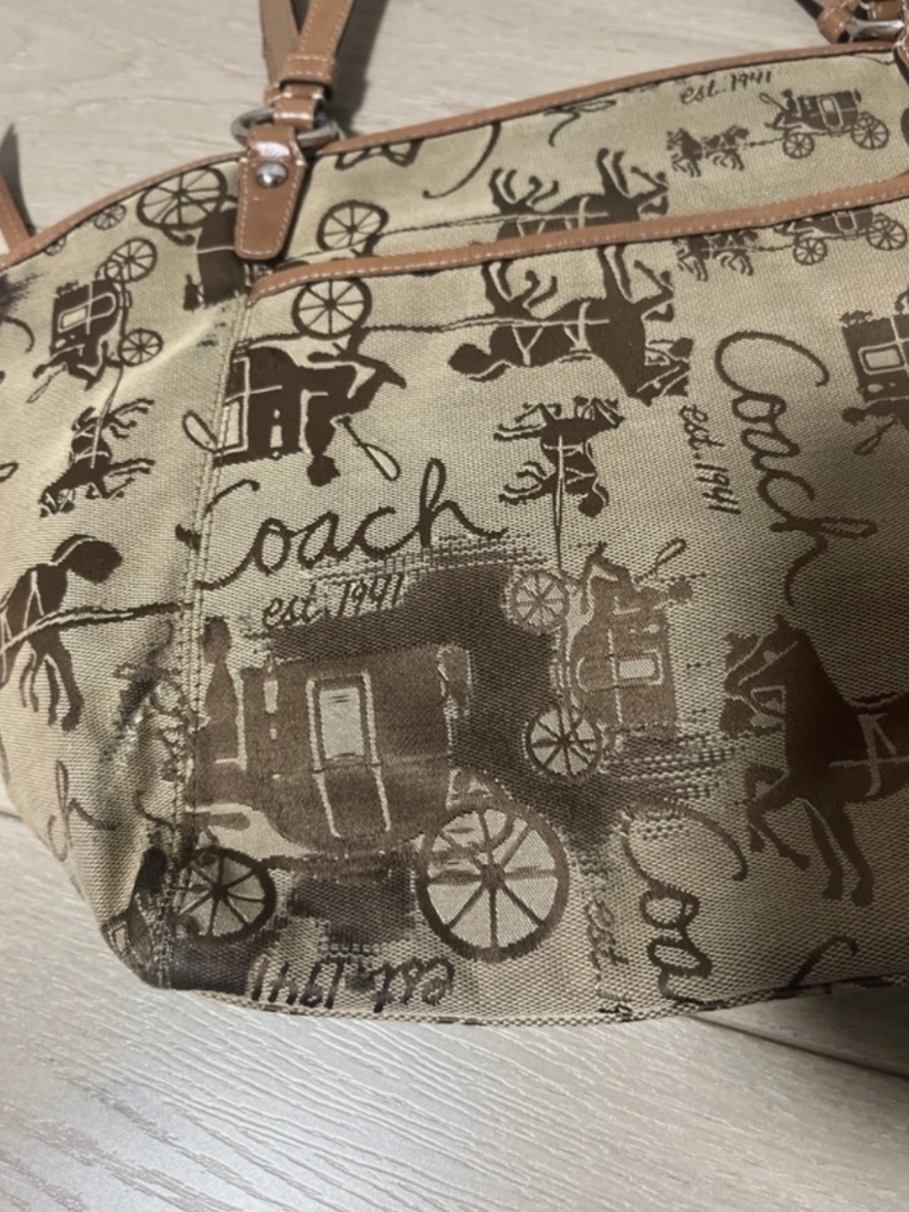 Preloved [100 % Authentic] vintage Coach Horse & Carriage Jacquard Pleated Tote - Picture 11 of 11